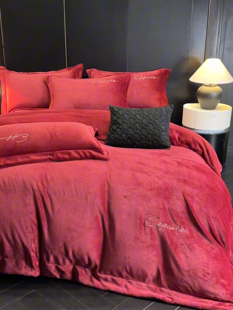 91家纺网 家纺一手货源 找家纺 （总）控价 2025新款 床盖款高克重13斤全消光A类刺绣牛奶绒四件套-赫本