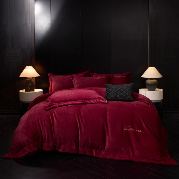 91家纺网 家纺一手货源 找家纺 （总）控价 2025新款 床盖款高克重13斤全消光A类刺绣牛奶绒四件套-赫本