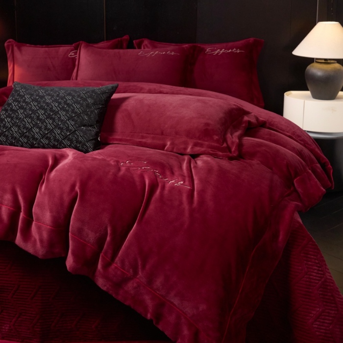 91家纺网 家纺一手货源 找家纺 （总）控价 2025新款 床盖款高克重13斤全消光A类刺绣牛奶绒四件套-赫本