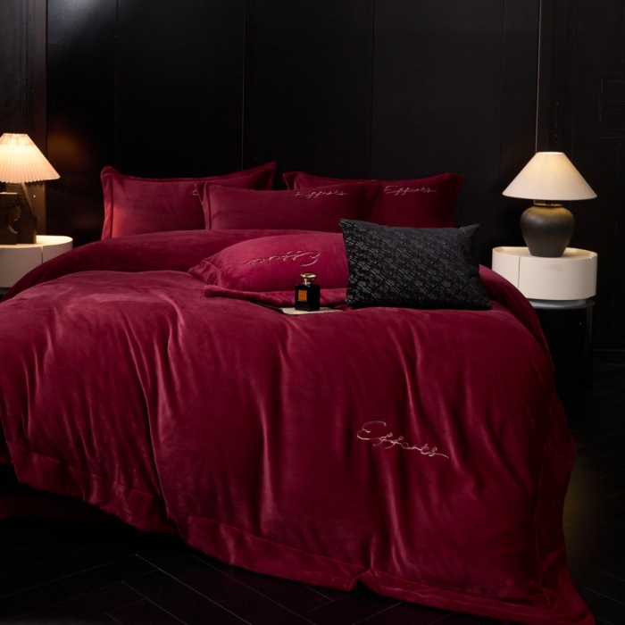 91家纺网 家纺一手货源 找家纺 （总）控价 2025新款 床盖款高克重13斤全消光A类刺绣牛奶绒四件套-赫本