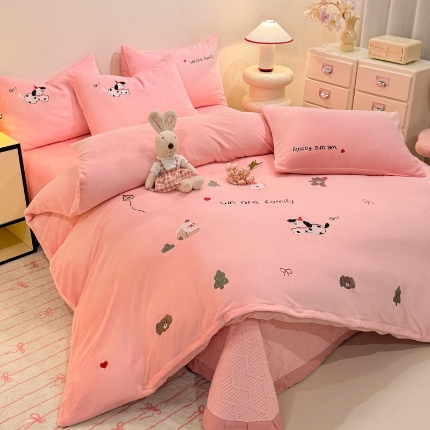 91家纺网 家纺一手货源 找家纺 （总）控价 专版花型  2025年新款 高克重240克全消光A类刺绣牛奶绒四件套床盖款-呆萌小狗