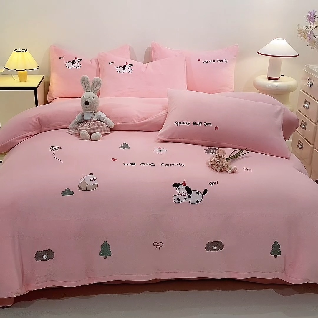 91家纺网 家纺一手货源 找家纺 （总）控价 专版花型  2025年新款 高克重240克全消光A类刺绣牛奶绒四件套床盖款-呆萌小狗