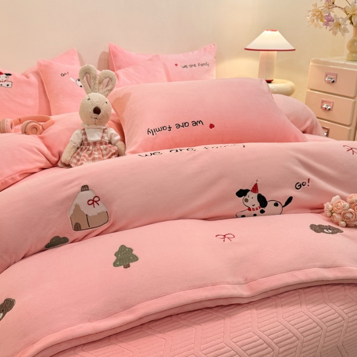 91家纺网 家纺一手货源 找家纺 （总）控价 专版花型  2025年新款 高克重240克全消光A类刺绣牛奶绒四件套床盖款-呆萌小狗