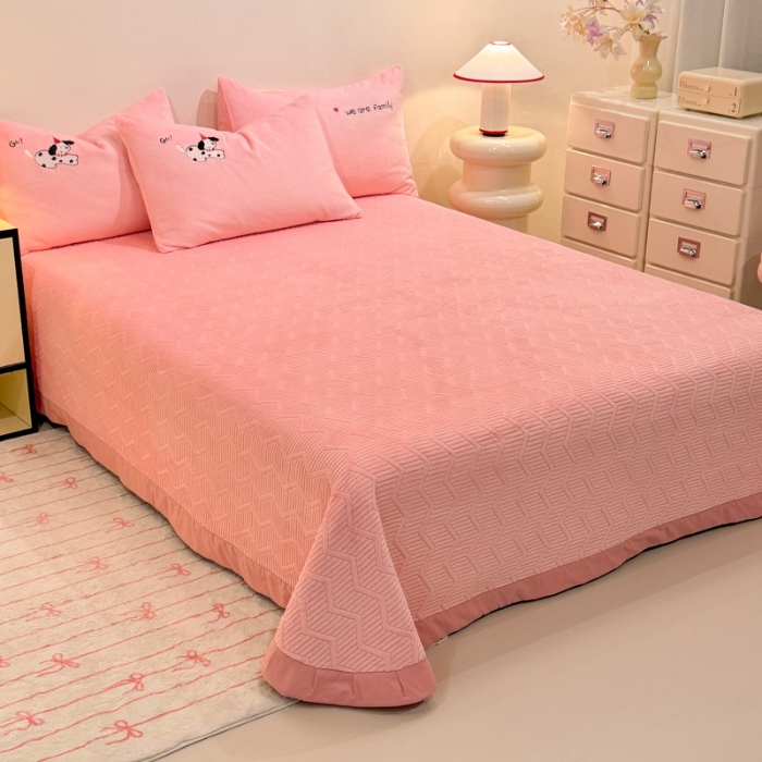 91家纺网 家纺一手货源 找家纺 （总）控价 专版花型  2025年新款 高克重240克全消光A类刺绣牛奶绒四件套床盖款-呆萌小狗