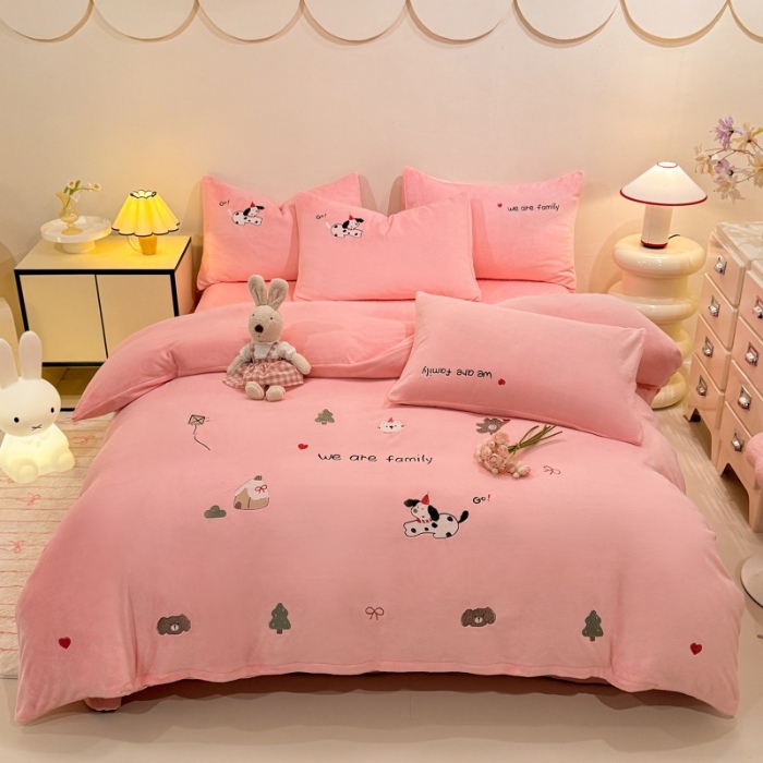 91家纺网 家纺一手货源 找家纺 （总）控价 专版花型  2025年新款 高克重240克全消光A类刺绣牛奶绒四件套床盖款-呆萌小狗