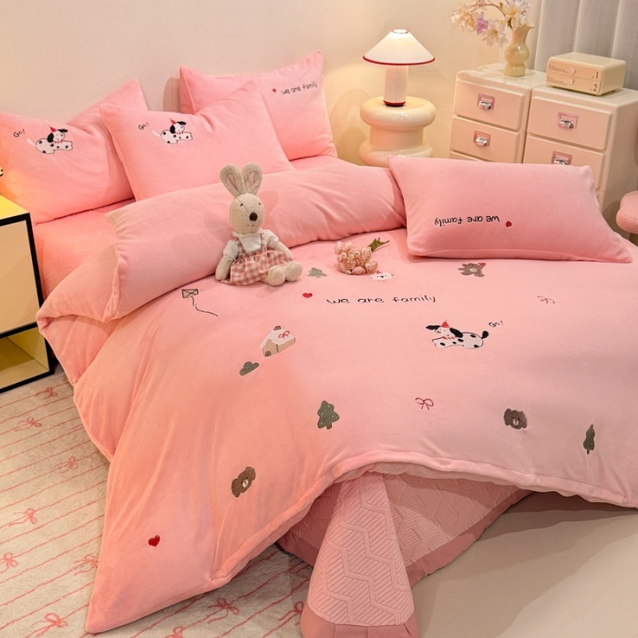 91家纺网 家纺一手货源 找家纺 （总）控价 专版花型  2025年新款 高克重240克全消光A类刺绣牛奶绒四件套床盖款-呆萌小狗