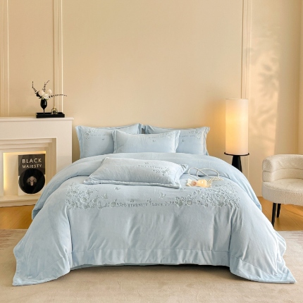 91家纺网 家纺一手货源 找家纺 （总）2025新款专版花型 直播爆款 床盖款240克全消光A类刺绣牛奶绒四件套-浮生若梦 