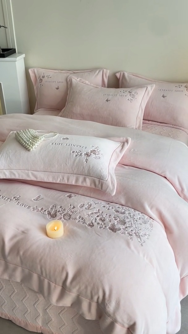 91家纺网 家纺一手货源 找家纺 （总）2025新款专版花型 直播爆款 床盖款240克全消光A类刺绣牛奶绒四件套-浮生若梦 