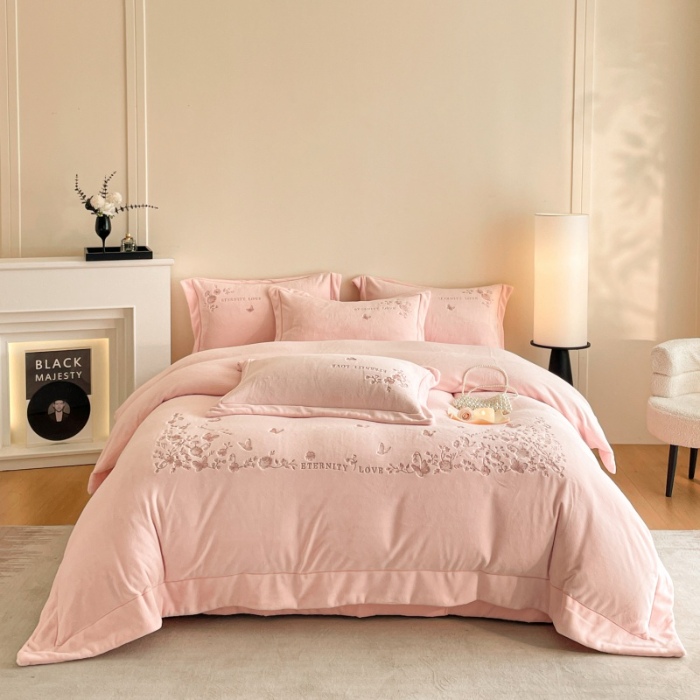 91家纺网 家纺一手货源 找家纺 （总）2025新款专版花型 直播爆款 床盖款240克全消光A类刺绣牛奶绒四件套-浮生若梦 