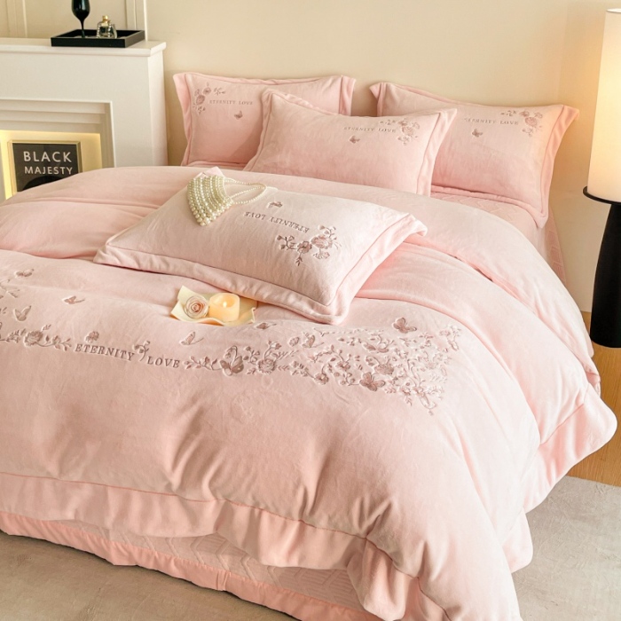 91家纺网 家纺一手货源 找家纺 （总）2025新款专版花型 直播爆款 床盖款240克全消光A类刺绣牛奶绒四件套-浮生若梦 