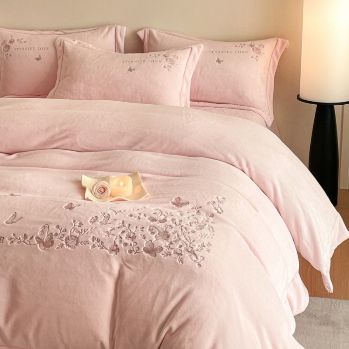 91家纺网 家纺一手货源 找家纺 （总）2025新款专版花型 直播爆款 床盖款240克全消光A类刺绣牛奶绒四件套-浮生若梦 