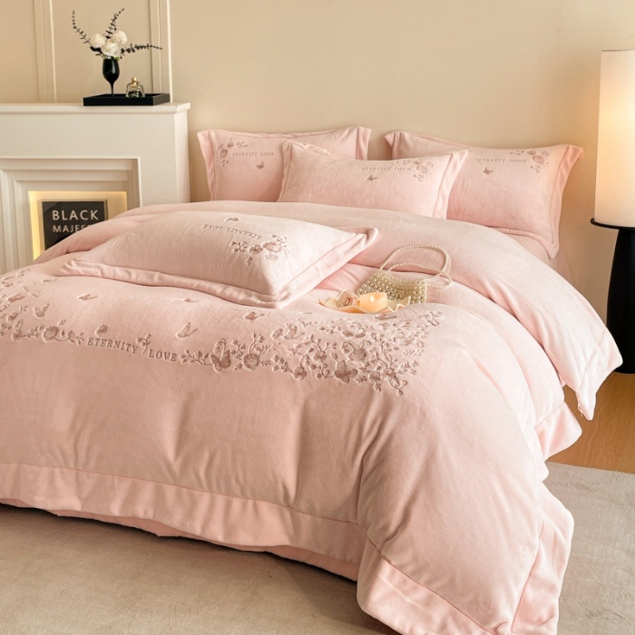 91家纺网 家纺一手货源 找家纺 （总）2025新款专版花型 直播爆款 床盖款240克全消光A类刺绣牛奶绒四件套-浮生若梦 