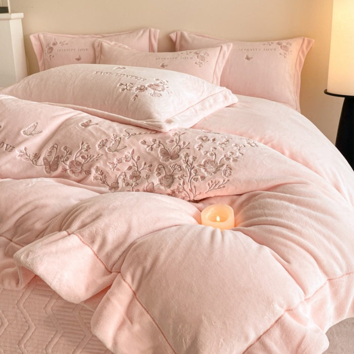 91家纺网 家纺一手货源 找家纺 （总）2025新款专版花型 直播爆款 床盖款240克全消光A类刺绣牛奶绒四件套-浮生若梦 