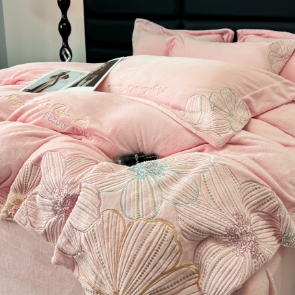 （总）2025新款全消光牛奶绒线条花刺绣+宽边四件套-绮丽