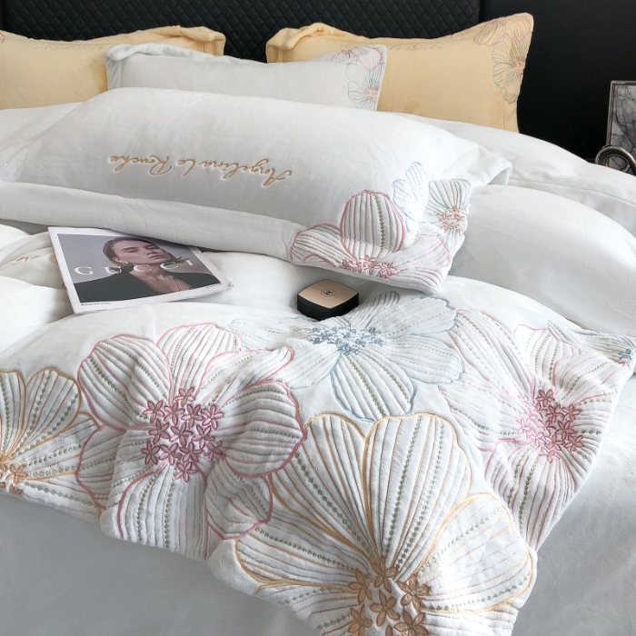 91家纺网 家纺一手货源 找家纺 （总）2025新款全消光牛奶绒线条花刺绣+宽边四件套-绮丽