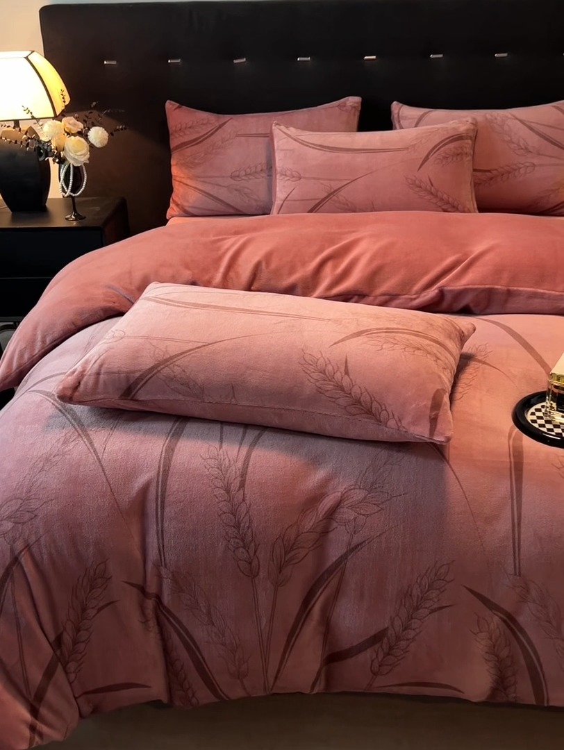 91家纺网 家纺一手货源 找家纺 （总）经年 2025新款 专版花型 牛奶绒四件套  - 风吹麦香