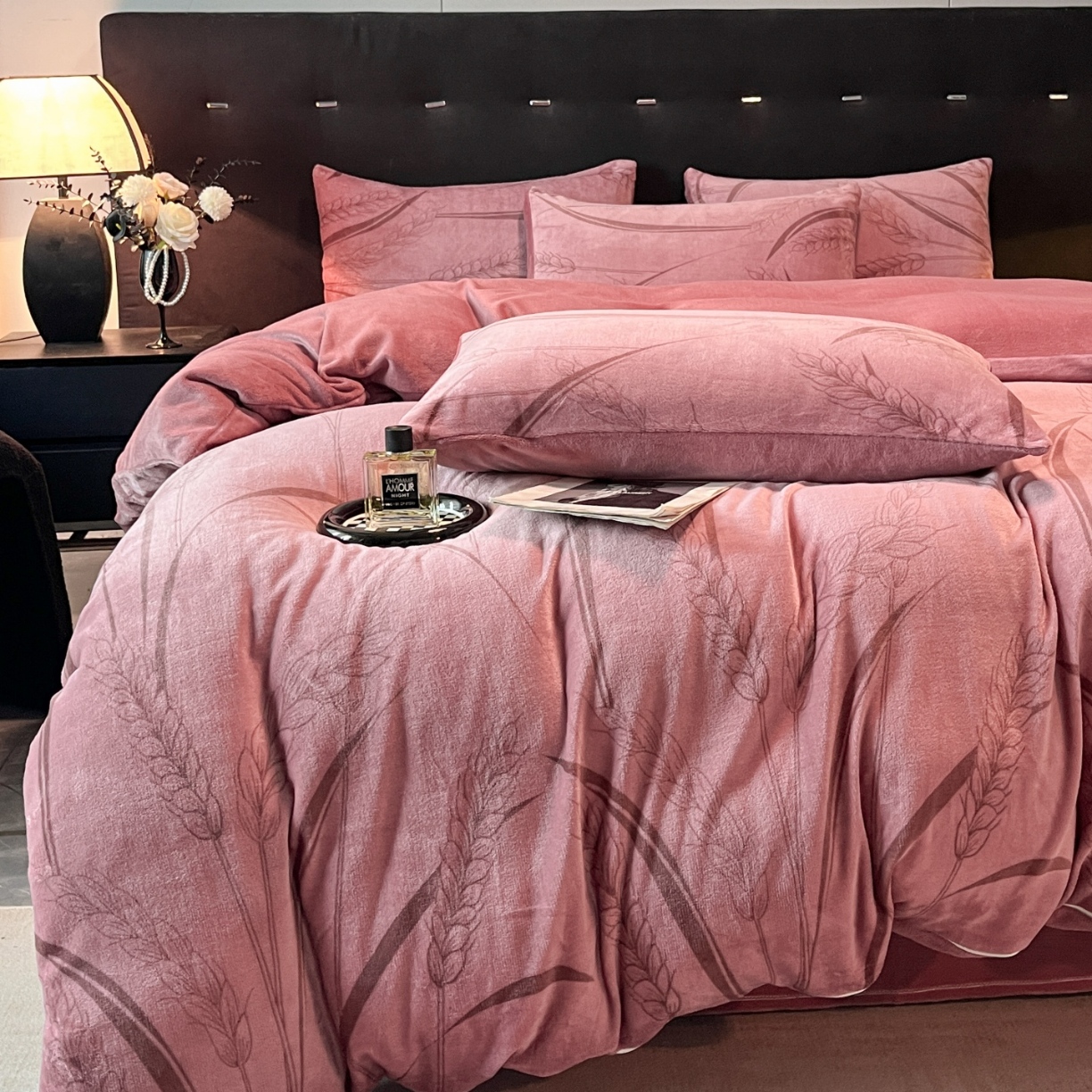 91家纺网 家纺一手货源 找家纺 （总）经年 2025新款 专版花型 牛奶绒四件套  - 风吹麦香