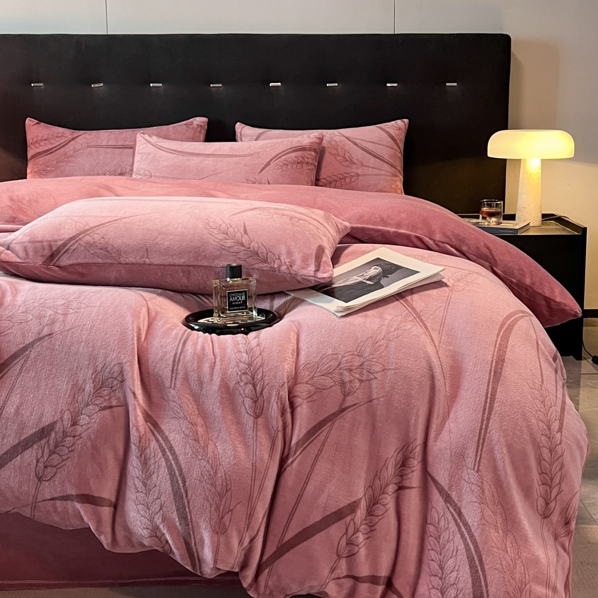 91家纺网 家纺一手货源 找家纺 （总）经年 2025新款 专版花型 牛奶绒四件套  - 风吹麦香