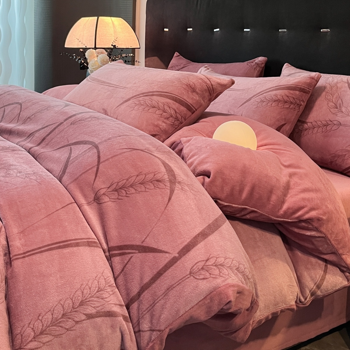 91家纺网 家纺一手货源 找家纺 （总）经年 2025新款 专版花型 牛奶绒四件套  - 风吹麦香