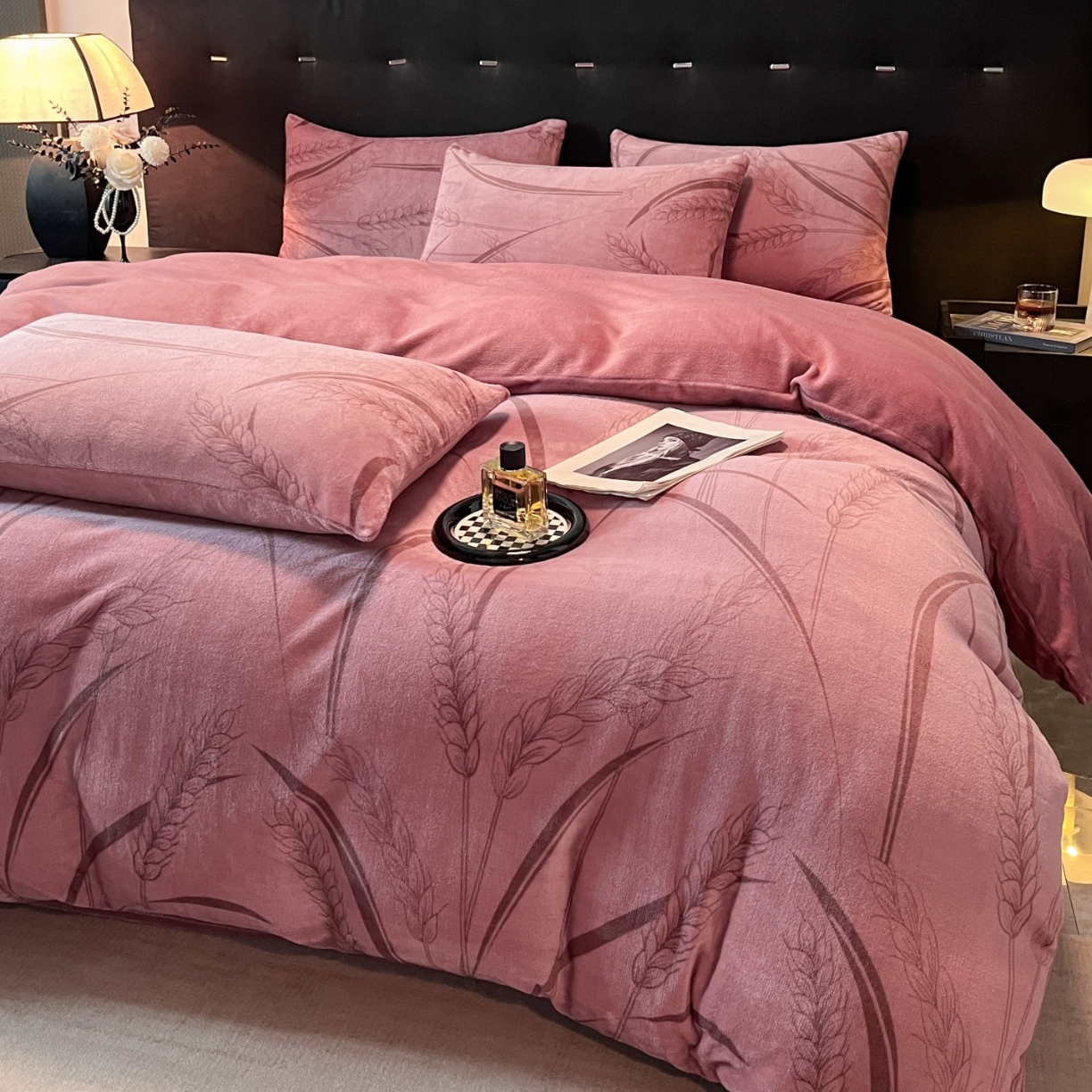 91家纺网 家纺一手货源 找家纺 （总）经年 2025新款 专版花型 牛奶绒四件套  - 风吹麦香