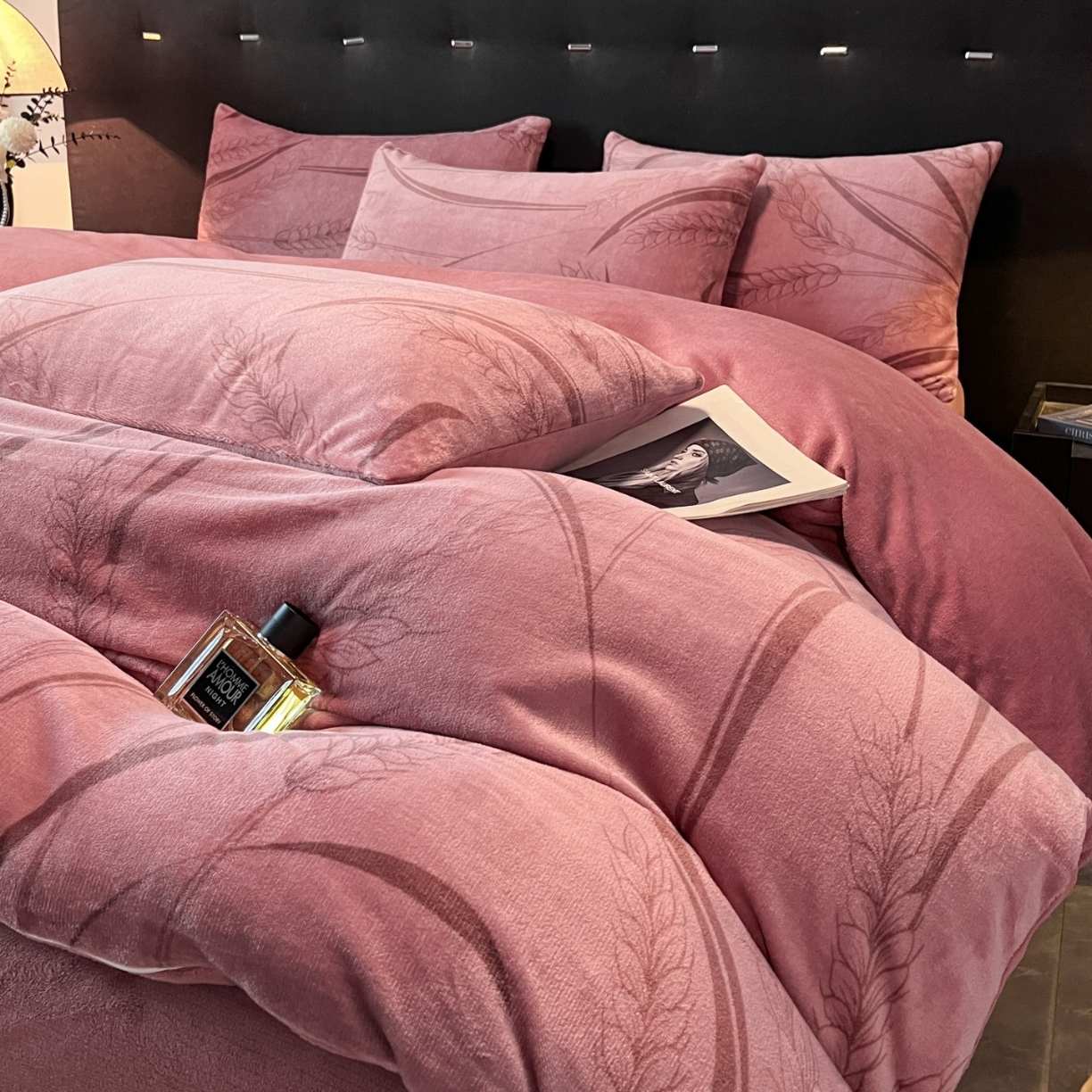 91家纺网 家纺一手货源 找家纺 （总）经年 2025新款 专版花型 牛奶绒四件套  - 风吹麦香