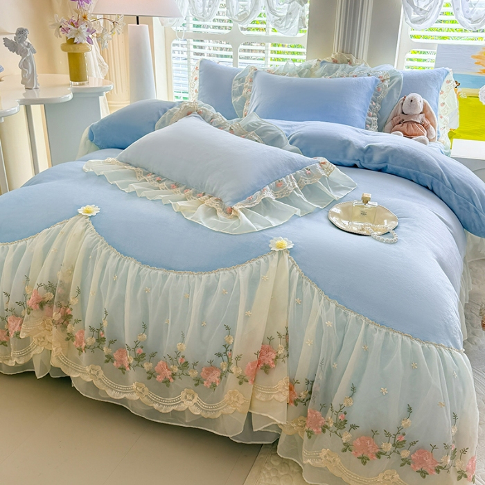 91家纺网 家纺一手货源 找家纺 苏米娜2025秋冬新款230g法式公主风全消光牛奶绒床裙款四件套纯色蕾丝花边刺绣床盖款四件套  欧若拉-梦幻蓝