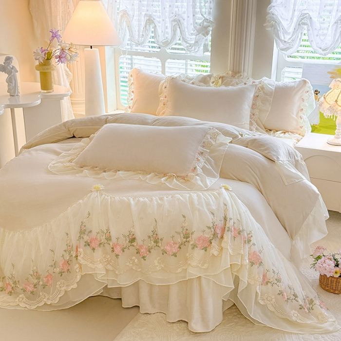 91家纺网 家纺一手货源 找家纺 苏米娜2025秋冬新款230g法式公主风全消光牛奶绒床裙款四件套纯色蕾丝花边刺绣床盖款四件套  欧若拉-奶昔白