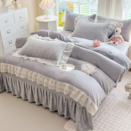 （总）苏米娜2025秋冬新款11斤230g全消光牛奶绒夹棉床盖款四件套纯色蕾丝花边刺绣床裙款床盖--米兰系列