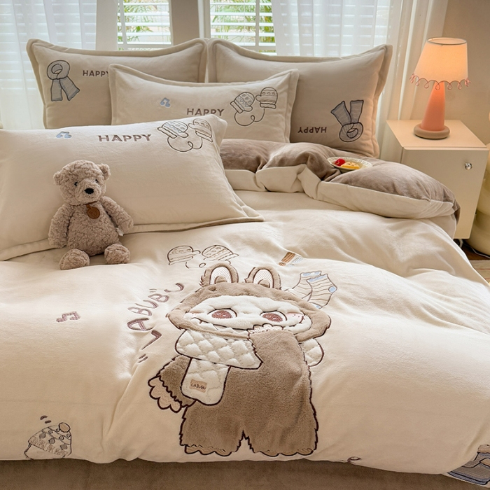 91家纺网 家纺一手货源 找家纺 苏米娜家纺2025新款230g全消光大版卡通牛奶绒兔毛贴布绣花四件套可爱卡通男孩女孩法莱绒被套三件套 布林-浅咖 