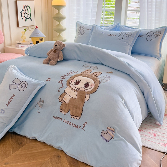 91家纺网 家纺一手货源 找家纺 苏米娜家纺2025新款230g全消光大版卡通牛奶绒兔毛贴布绣花四件套可爱卡通男孩女孩法莱绒被套三件套 布林-婴儿蓝