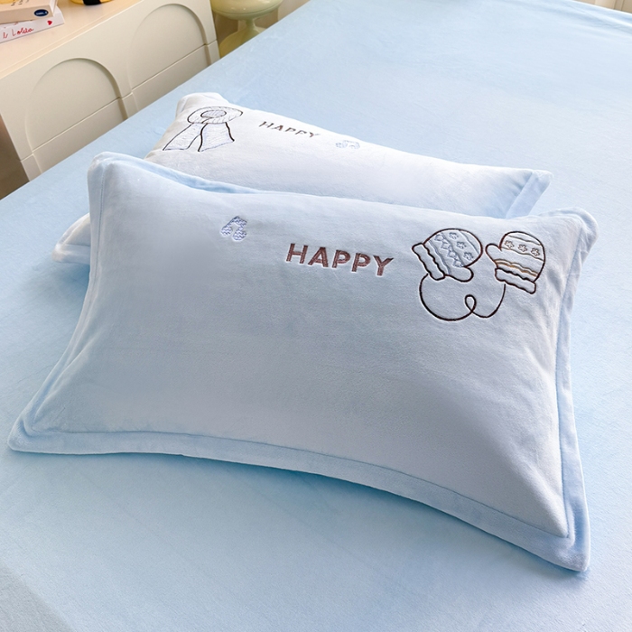 91家纺网 家纺一手货源 找家纺 苏米娜家纺2025新款230g全消光大版卡通牛奶绒兔毛贴布绣花四件套可爱卡通男孩女孩法莱绒被套三件套 布林-婴儿蓝