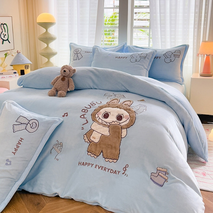 91家纺网 家纺一手货源 找家纺 苏米娜家纺2025新款230g全消光大版卡通牛奶绒兔毛贴布绣花四件套可爱卡通男孩女孩法莱绒被套三件套 布林-婴儿蓝