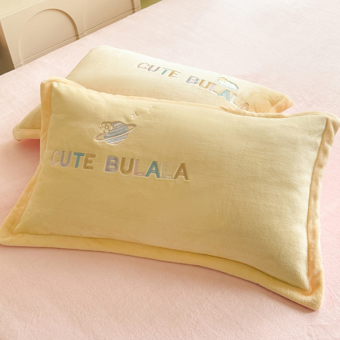 91家纺网 家纺一手货源 找家纺 苏米娜家纺2025新款230g全消光大版卡通牛奶绒兔毛贴布绣花四件套可爱卡通男孩女孩法莱绒被套三件套  童梦园-嫩黄