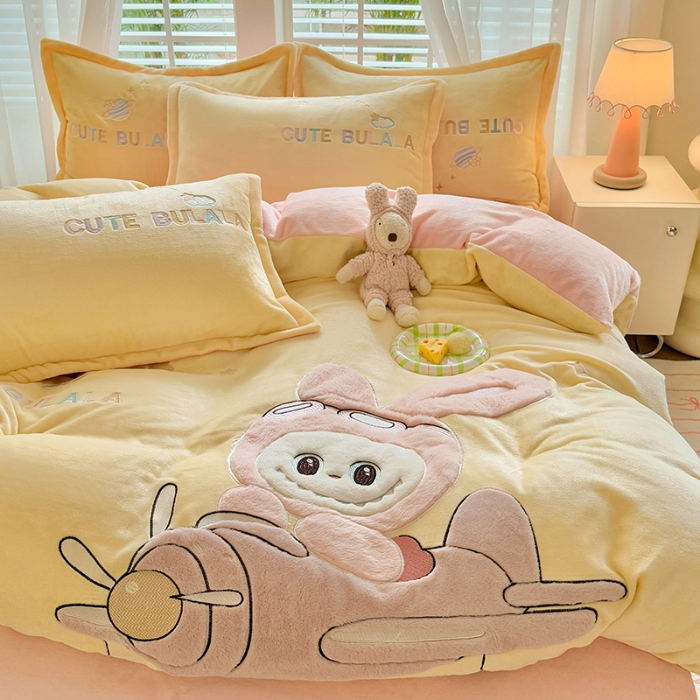 91家纺网 家纺一手货源 找家纺 苏米娜家纺2025新款230g全消光大版卡通牛奶绒兔毛贴布绣花四件套可爱卡通男孩女孩法莱绒被套三件套  童梦园-嫩黄