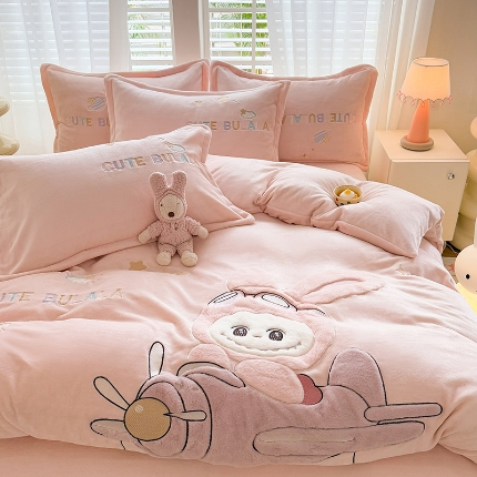 苏米娜家纺2025新款230g全消光大版卡通牛奶绒兔毛贴布绣花四件套可爱卡通男孩女孩法莱绒被套三件套 童梦园-珍珠粉 