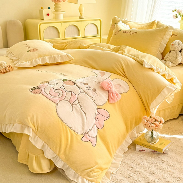 91家纺网 家纺一手货源 找家纺 苏米娜家纺2025新款230g全消光大版卡通牛奶绒兔毛贴布绣花四件套可爱卡通男孩女孩法莱绒被套三件套 可爱兔-暖黄 