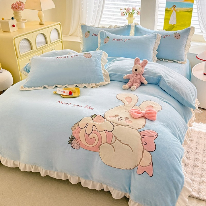 91家纺网 家纺一手货源 找家纺 苏米娜家纺2025新款230g全消光大版卡通牛奶绒兔毛贴布绣花四件套可爱卡通男孩女孩法莱绒被套三件套 可爱兔-婴儿蓝 
