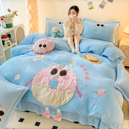 苏米娜家纺2025新款230g全消光大版卡通牛奶绒兔毛贴布绣花四件套可爱卡通男孩女孩法莱绒被套三件套 甜甜圈—婴儿蓝 