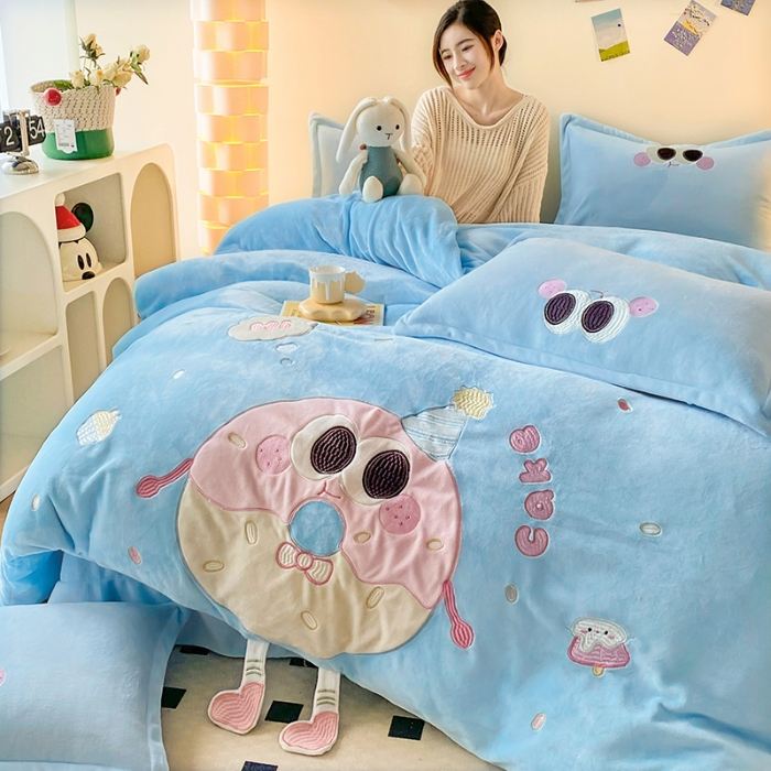 91家纺网 家纺一手货源 找家纺 苏米娜家纺2025新款230g全消光大版卡通牛奶绒兔毛贴布绣花四件套可爱卡通男孩女孩法莱绒被套三件套 甜甜圈—婴儿蓝 