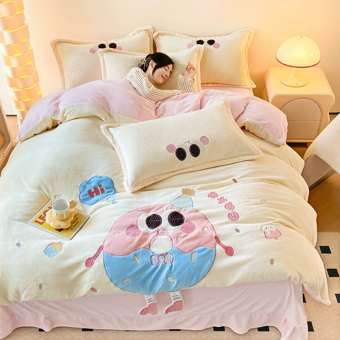 91家纺网 家纺一手货源 找家纺 苏米娜家纺2025新款230g全消光大版卡通牛奶绒兔毛贴布绣花四件套可爱卡通男孩女孩法莱绒被套三件套 甜甜圈—嫩黄