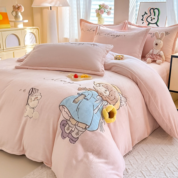 91家纺网 家纺一手货源 找家纺 苏米娜家纺2025新款230g全消光大版卡通牛奶绒兔毛贴布绣花四件套可爱卡通男孩女孩法莱绒被套三件套  萌萌哒-樱花粉