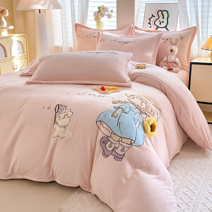 91家纺网 家纺一手货源 找家纺 苏米娜家纺2025新款230g全消光大版卡通牛奶绒兔毛贴布绣花四件套可爱卡通男孩女孩法莱绒被套三件套  萌萌哒-樱花粉
