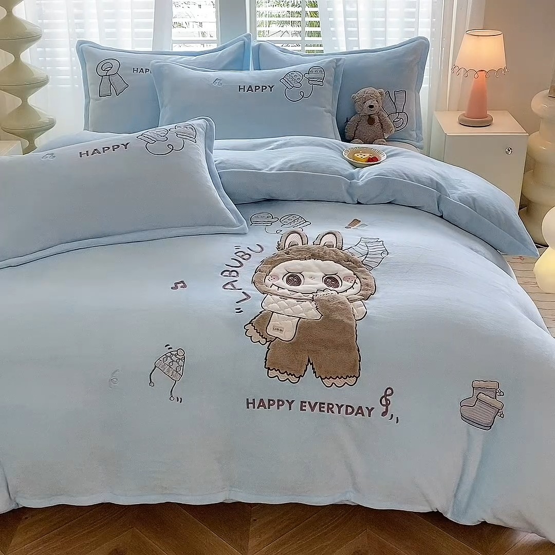 91家纺网 家纺一手货源 找家纺 苏米娜家纺2025新款230g全消光大版卡通牛奶绒兔毛贴布绣花四件套可爱卡通男孩女孩法莱绒被套三件套 布林-婴儿蓝