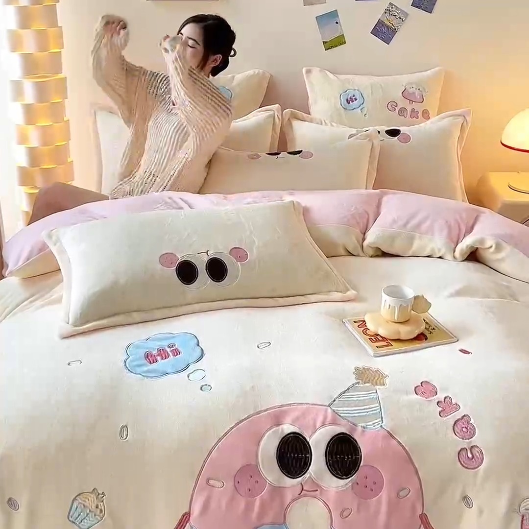 91家纺网 家纺一手货源 找家纺 苏米娜家纺2025新款230g全消光大版卡通牛奶绒兔毛贴布绣花四件套可爱卡通男孩女孩法莱绒被套三件套 甜甜圈—嫩黄