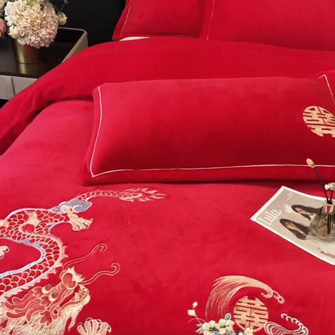 91家纺网 家纺一手货源 找家纺 2025秋冬新款高克重9斤全消光牛奶绒大红结婚婚庆四件套大红色龙凤刺绣婴儿绒绒四件套（含精美手提袋） 龙凤吉祥 