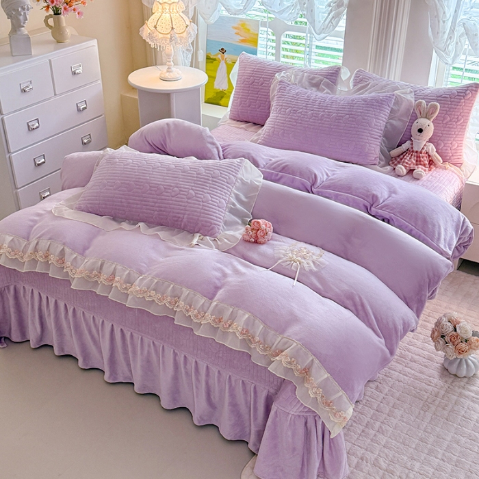 91家纺网 家纺一手货源 找家纺 苏米娜2025秋冬新款11斤230g全消光牛奶绒夹棉床盖款四件套纯色蕾丝花边刺绣床裙款床盖--米兰系列 米兰-梦幻紫 