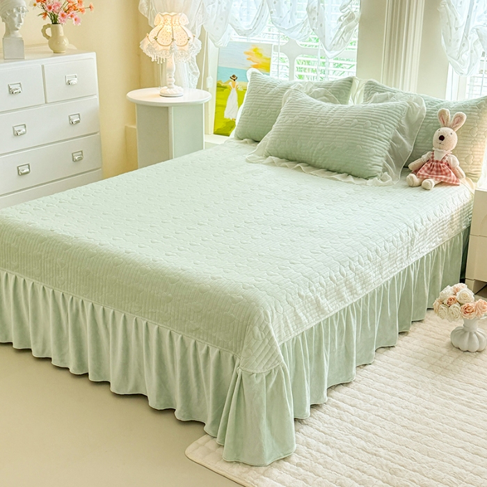 91家纺网 家纺一手货源 找家纺 苏米娜2025秋冬新款11斤230g全消光牛奶绒夹棉床盖款四件套纯色蕾丝花边刺绣床裙款床盖--米兰系列 米兰-嫩芽绿 