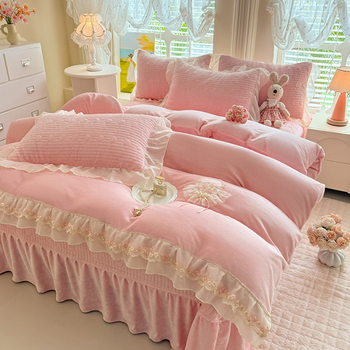 91家纺网 家纺一手货源 找家纺 苏米娜2025秋冬新款11斤230g全消光牛奶绒夹棉床盖款四件套纯色蕾丝花边刺绣床裙款床盖--米兰系列  米兰-樱花粉