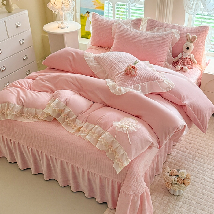 91家纺网 家纺一手货源 找家纺 苏米娜2025秋冬新款11斤230g全消光牛奶绒夹棉床盖款四件套纯色蕾丝花边刺绣床裙款床盖--米兰系列  米兰-樱花粉