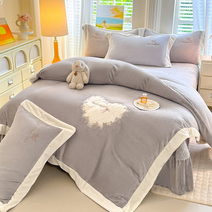91家纺网 家纺一手货源 找家纺 苏米娜2025秋冬简约轻奢款230g全消光牛奶绒兔毛绒贴布绣夹棉床盖款四件套纯色蕾丝花边刺绣床裙款床盖--心愿系列 心愿-高级灰 